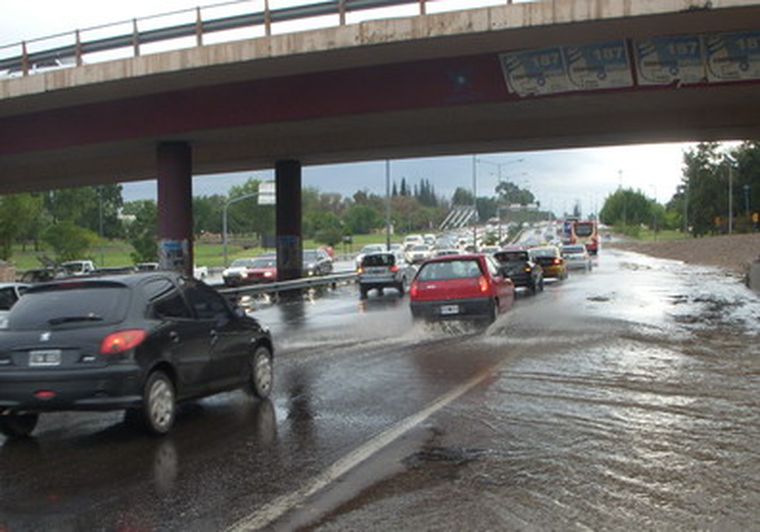 Histórico. La inundación bajo el puente de los Accesos Este y Sur. Foto: Mdz