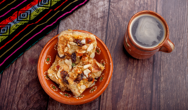 La receta de capirotada se asocia con la Cuaresma, y cada ingrediente tiene un significado espiritual, como el pan que representa el cuerpo de Cristo y el piloncillo que simboliza su sangre.