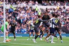 Cuti marcó el tercero de los cuatro goles del Tottenham ante el Everton. Foto: @SpursOfficial Cuti marcó el tercero de los cuatro goles del Tottenham ante el Everton. Foto: @SpursOfficial