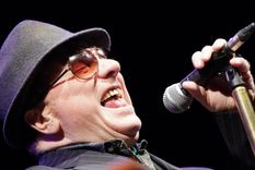 Sombrero, anteojos negros y saco. El look del viejo Van Morrison. Foto: Foto: DV.