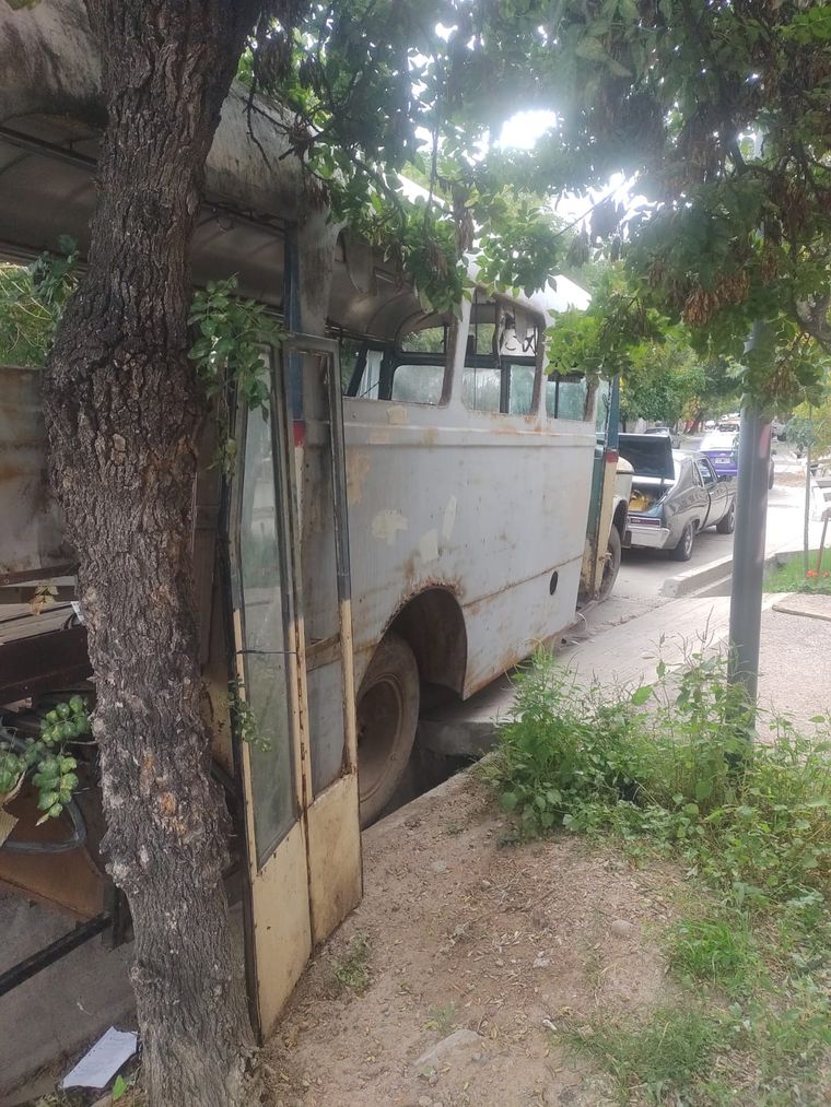 El micro estaba en desuso y se había convertido en un punto de reunión para delincuentes, afectando la seguridad y la convivencia. El micro estaba en desuso y se había convertido en un punto de reunión para delincuentes, afectando la seguridad y la convivencia.