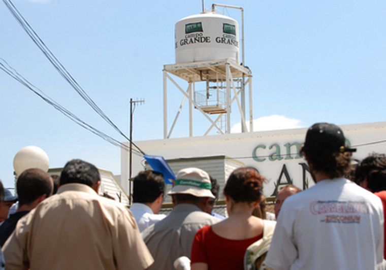 Los obreros debaten las medidas a tomar, en la puerta del establecimiento Foto: Marcelo Ruiz / MDZ