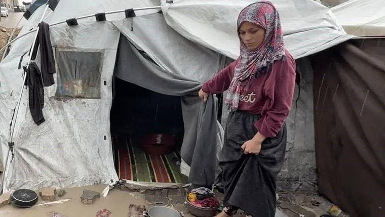 "Mis hijos ya están enfermos...No tenemos comida; la harina se empapó. Somos personas que hemos sido destruidas. ¿Adónde vamos?", planteó Fatima Hamdona.