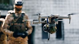 Los drones conducidos por inteligencia artificial son la mayor novedad en medio de la guerra, cambiándola para siempre. Los drones conducidos por inteligencia artificial son la mayor novedad en medio de la guerra, cambiándola para siempre.