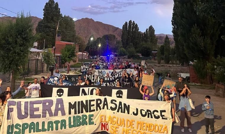 Continúan las marchas en Mendoza.