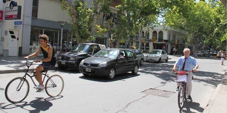 Auto en doble fila y bicicletas por la derecha e izquierda