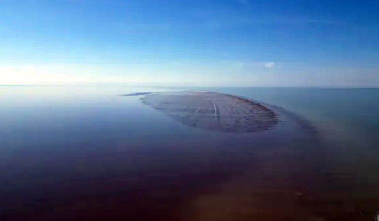 La isla que apareció en el mar Caspio todavía no tiene nombre. Foto: DPA La isla que apareció en el mar Caspio todavía no tiene nombre. Foto: DPA