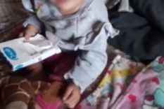 Catalina, la niña más pequeña, está internada por algún líquido que la madre colocó en su ojo Foto: Gentileza Gladis y Natalia