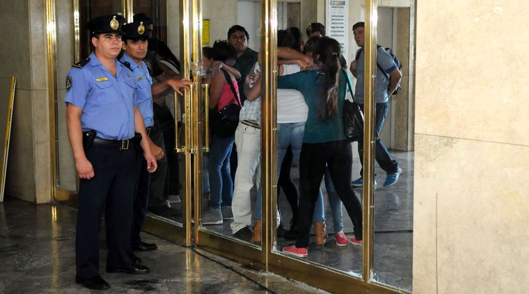 Al conocerse la sentencia hubo cruces entre familiares de Guerra y Berdejo. Uno fue absuelto, el otro condenado a perpetua. Foto: Pachy Reynoso/MDZ