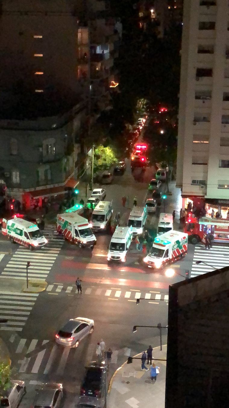 En llamas El hecho se produjo en Belgrano y hay numerosas ambulancias en el lugar.
