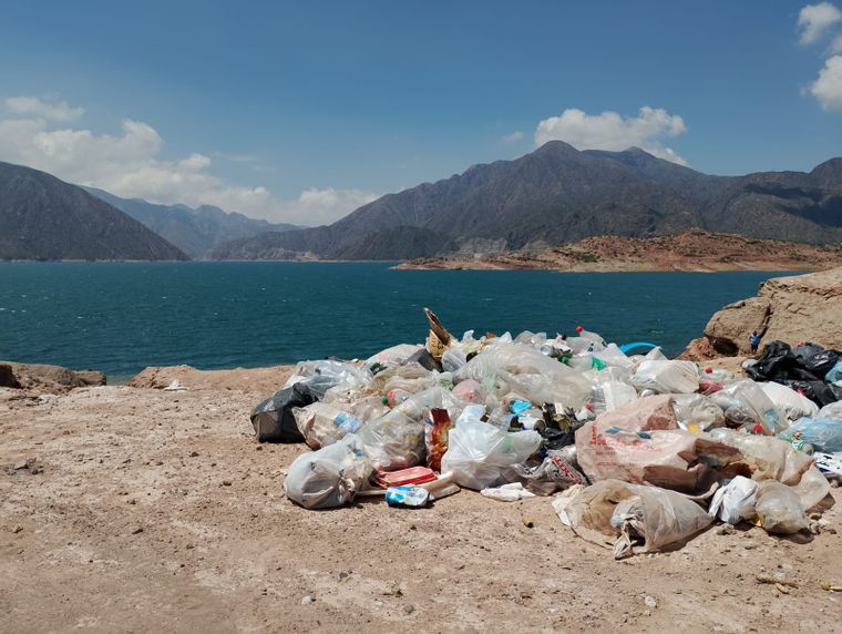 Las montañas de basura están en Potrerillos desde hace semanas.&nbsp;