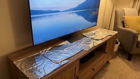 Muchas personas colocan papel aluminio bajo el televisor para proteger muebles del calor y polvo acumulado. Muchas personas colocan papel aluminio bajo el televisor para proteger muebles del calor y polvo acumulado.