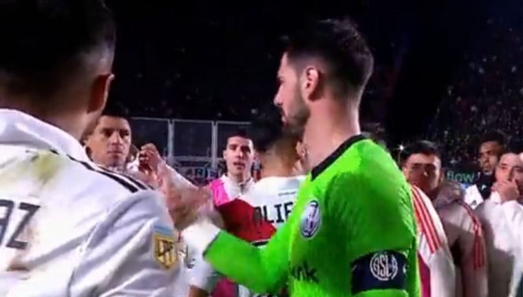 Enzo y Batalla se saludan.
