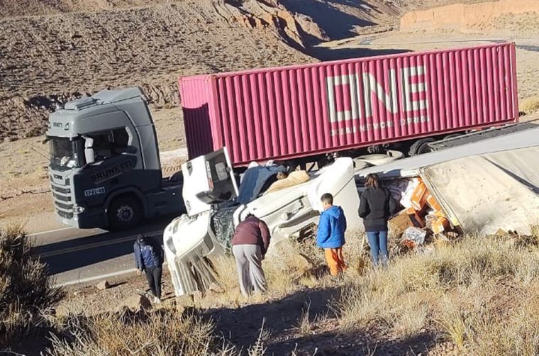 Un camión de origen brasileño volcó en la zona de Picheuta, en alta montaña. El conductor sufrió un golpe en la cabeza.&nbsp;