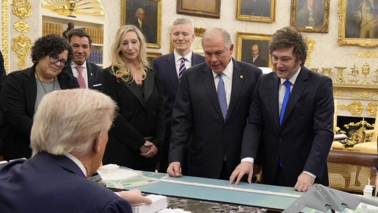Gerardo Werthein en medio de Karina y Javier Milei en la visita a Donald Trump dos semanas atrás.