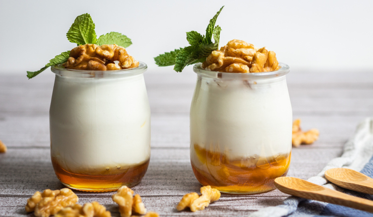 Receta de postre: copa de yogur con miel y nueces, ¡fácil y sabroso! Foto: Shutterstock