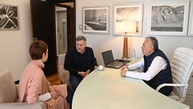 El gobernador Alfredo Cornejo; Hector Laspada, postulado para el EPRE; y la ministra de Energía, Jimena Latorre.  