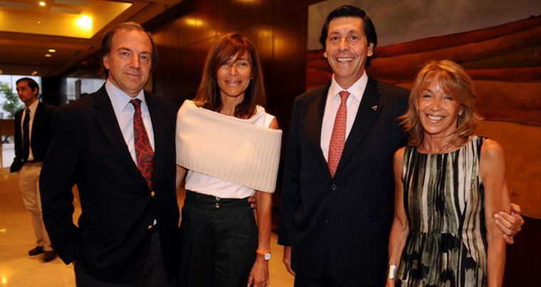 Robert Zaldívar y Estela Gaibazzi acompañaron a sus amigos, Alfredo y Susana Romano, responsables de la consultora. Foto: Nacho Gaffuri / MDZ
