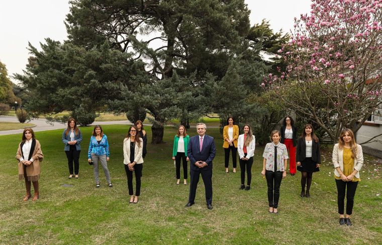 Alberto en la foto que provocó críticas en el oficialismo.