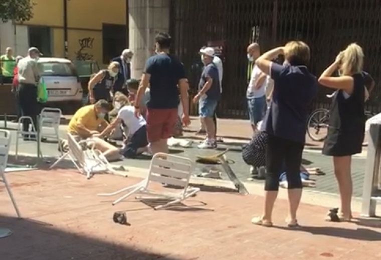 Un anciano causó un terrible accidente al subir a la vereda con su auto. Foto: Captura de pantalla