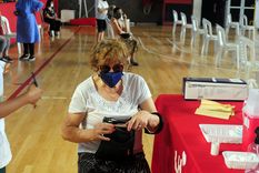 Los destinatarios son mayores de 50 años y personas con comorbilidades que hayan completado su esquema de vacunación con Sinopharm Foto: ALF PONCE MERCADO / MDZ