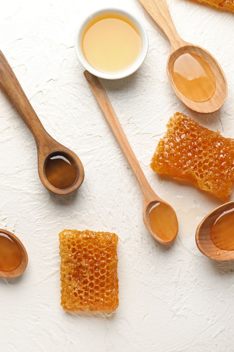 La miel persiste en el tiempo como el activo natural más usado Foto: Vogue