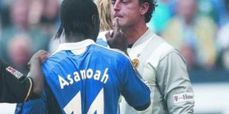 Asamoah increpa al portero que lo insultó. Foto: web
