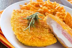 Deleita a tu familia con estas deliciosas milanesas de pollo rellenas con jam Foto: Shutterstock