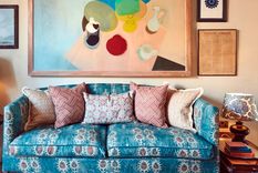 Darle una nueva vida a los hallazgos vintage que pueden existir en el propio hogar (o la casa de la familia donde uno creció) es una excelente manera de crear piezas únicas para la casa, además de que también ayuda a reducir el desperdicio. Foto: Malcolm Menzies / Polly Ashman