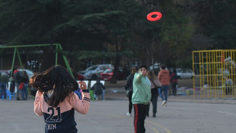 Los más chicos se adueñan del parque entre vuelos de frisbee en la tarde de feriado. Los más chicos se adueñan del parque entre vuelos de frisbee en la tarde de feriado.