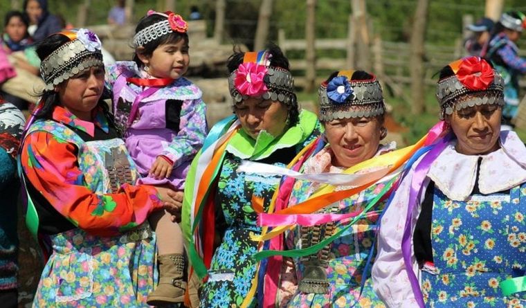 Mapuches de Chile, con vestimentas tradicionales. Foto: Psyciencia.