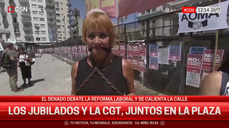 Nancy Pazos encadenada.