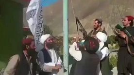 El Talibán difundió un video en el que se ve a sus militantes izando su bandera en Panjshir. Foto: CAPTURA DE VIDEO DEL TALIBÁN.