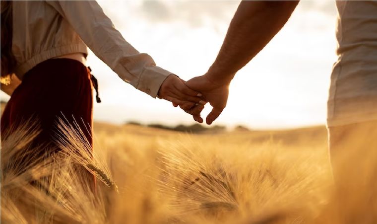 En TikTok circula una teoría sobre el mes de abril y el amor. Foto: Freepik