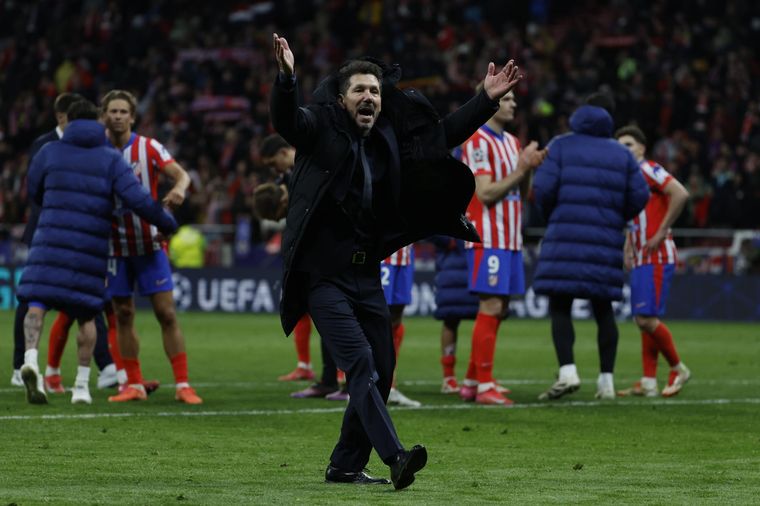 El DT del Atlético, Diego Simeone, arenga al público tras la eliminación de su equipo de la Champions League contra el vigente campeón. Foto: EFE