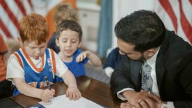 El alcalde de Nueva York protagonizó una firma simbólica junto a nenes en el Ayuntamiento. El alcalde de Nueva York protagonizó una firma simbólica junto a nenes en el Ayuntamiento.