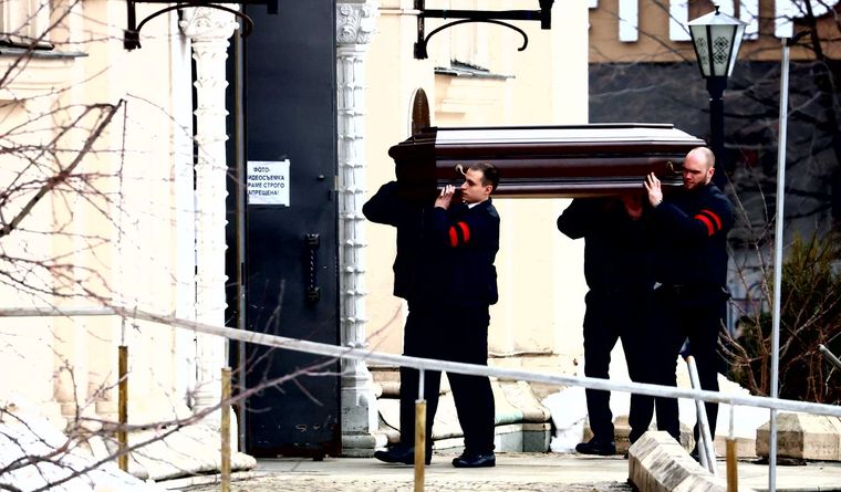 El cuerpo de Navalni es ingresado a la iglesia ortodoxa en la que fue despedido. Foto: Efe.
