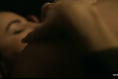 Una oportunidad de fomentar el calor en la pareja. Créditos: Amazon Prime