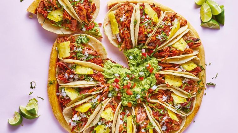Sorprende a tus amigos y familia con esta rica receta de tacos al pastor. En pocos pasos y dueños de un sabor delicioso.