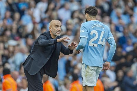 Enzo Maresca le da indicaciones a Josko Gvardiol en Manchester City frente a Bournemouth. Enzo Maresca le da indicaciones a Josko Gvardiol en Manchester City frente a Bournemouth.