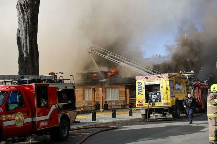 Se desplegaron varias dotaciones de bomberos de la ciudad para asistir en el incendio. Se desplegaron varias dotaciones de bomberos de la ciudad para asistir en el incendio.