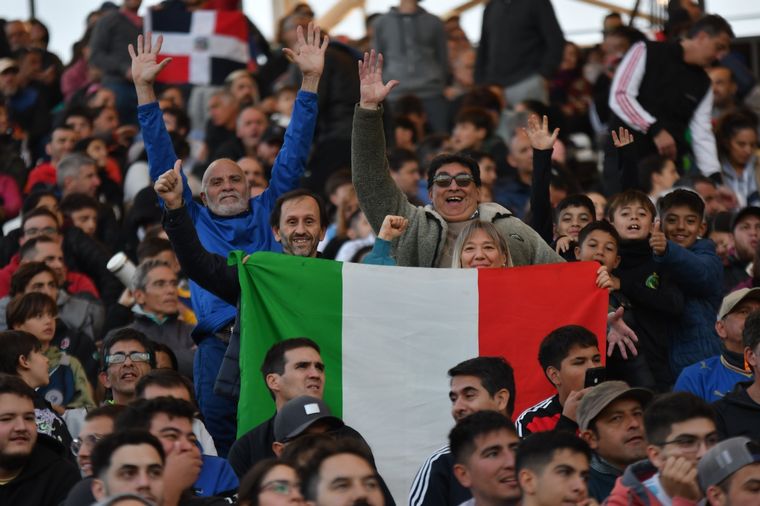 Hinchas de Italia festejan el 4-1 inicial a Brasil en el Malvinas Argentinas. ¿Se podrá repetir la imagen en 2030? Foto: Télam