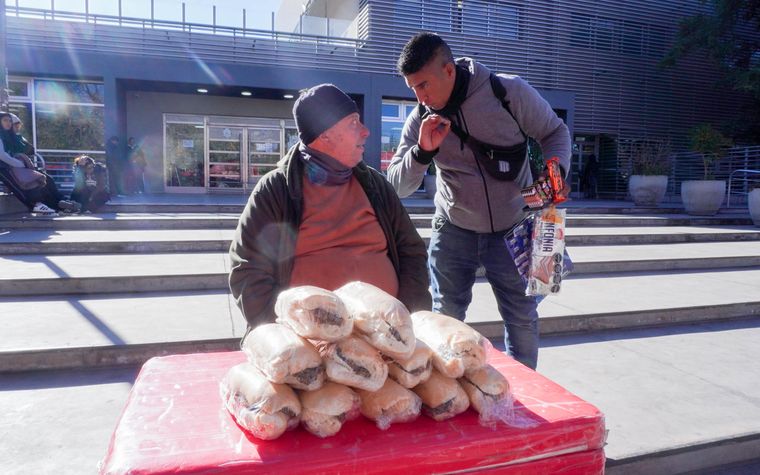 El gentil hombre en las escaleras del Hospital Central durante la jornada mundialista. El gentil hombre en las escaleras del Hospital Central durante la jornada mundialista.