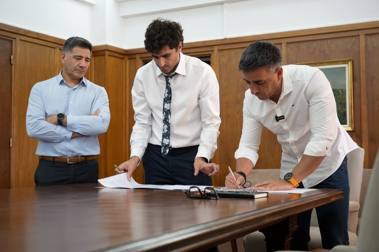 El acuerdo firmado por Natalio Mema, Marcos Calvente, y el subsecretario de Transporte, Luis Borrego. El acuerdo firmado por Natalio Mema, Marcos Calvente, y el subsecretario de Transporte, Luis Borrego.