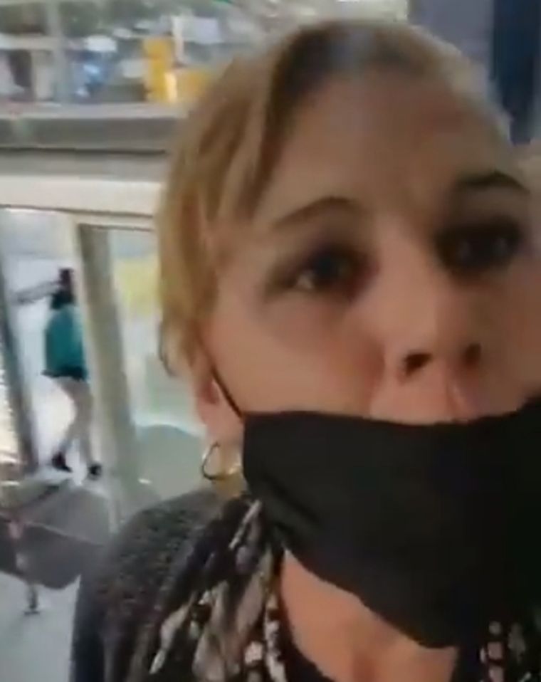 Sacada Al ser sorprendida, la señora reacciona con bastante violencia.