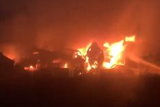 Un incendio arrasó con autos y chatarra en una playa de San Martín Foto: Captura de video