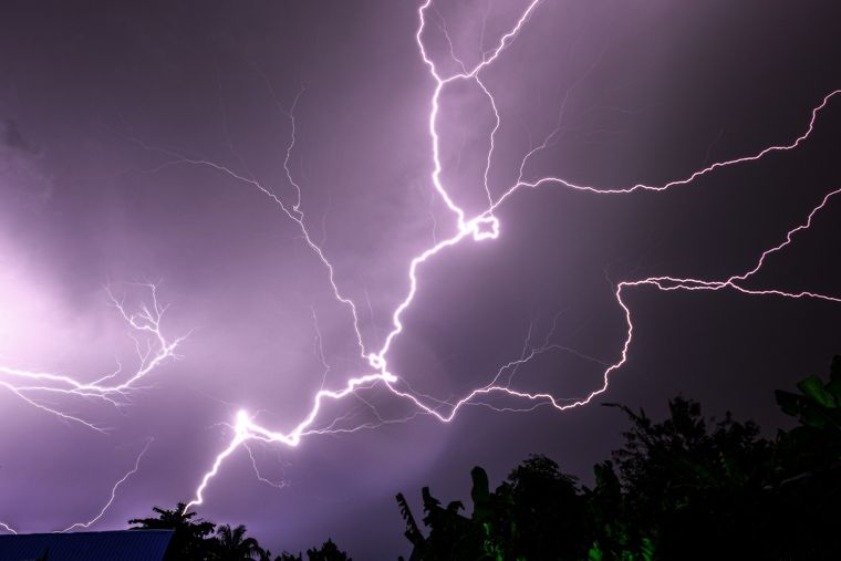 Lluvia y rayos. Lluvia y rayos.