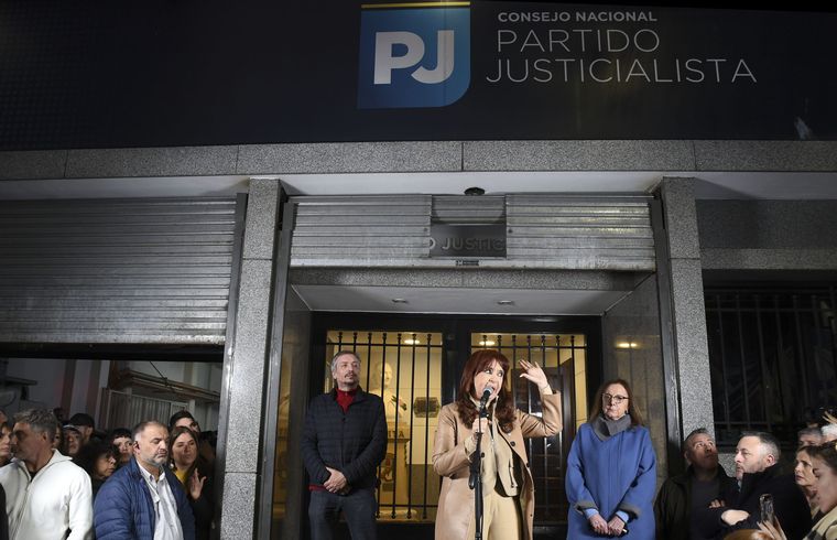 En el Gobierno reconocen que Cristina Fernández de Kirchner no llamó al caos social tras conocer el fallo de la Corte Suprema. En el Gobierno reconocen que Cristina Fernández de Kirchner no llamó al caos social tras conocer el fallo de la Corte Suprema.