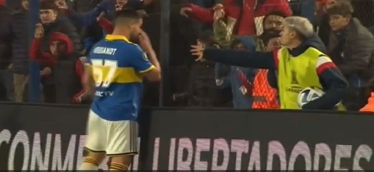El defensor de Boca recibió la agresión del joven uruguayo.