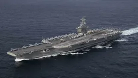 El USS Abraham Lincoln avanza hacia el Mar Arábigo con destructores escolta y, según los reportes, al menos un submarino de ataque.